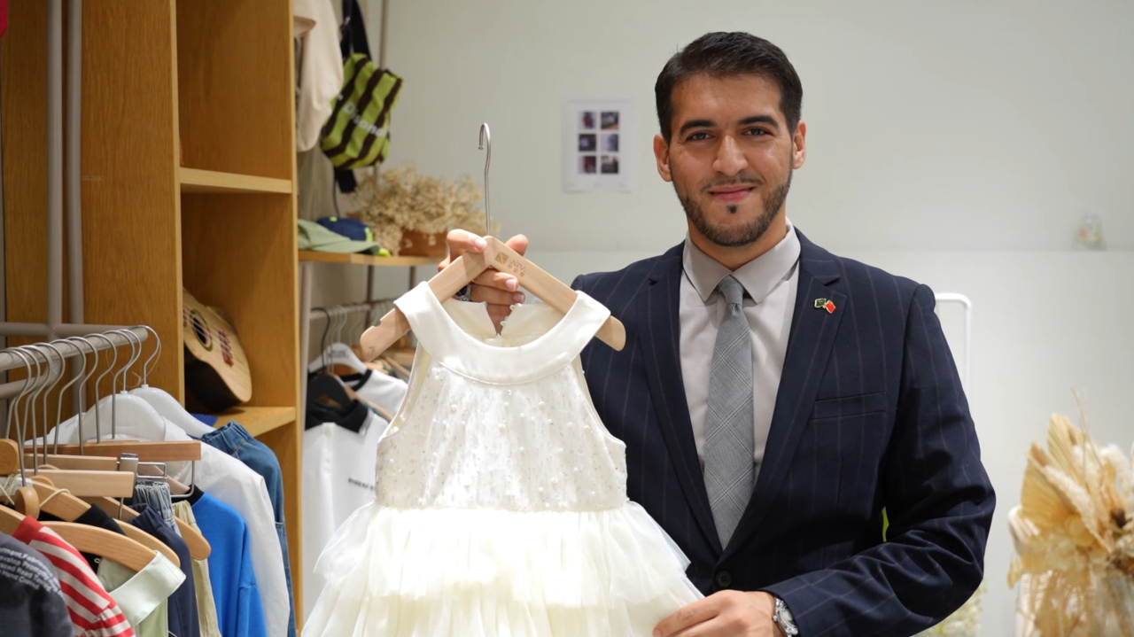 Saudi Arabian businessman purchases children's clothing in Huzhou’s Zhili