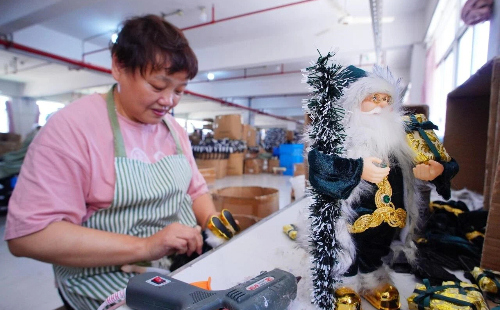 Yiwu's Christmas exports jump 54.2% in first half