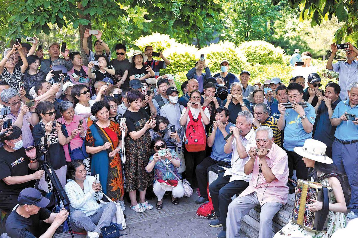 Rise of 'granfluencers' boosts confidence, silver economy