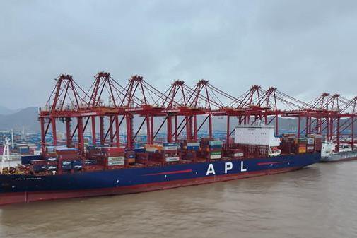 Ningbo-Zhoushan Port handles first large container vessel of 2026