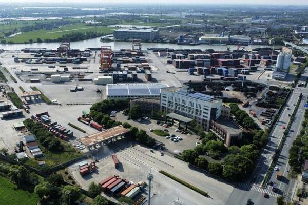 Zhejiang's first inland container port begins operations in Jiaxing