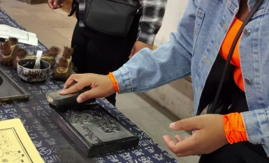 Intl students experience woodblock printing in Rui'an
