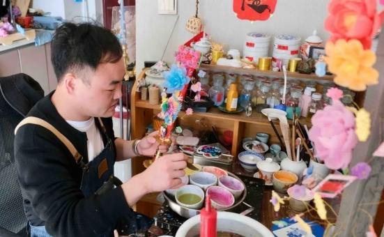 From fading to flourishing: Yan Wei renews traditional wedding candles