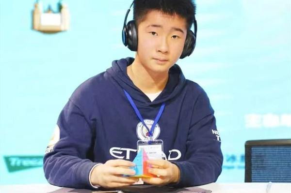 Lishui teenager breaks Asian Rubik's Cube record