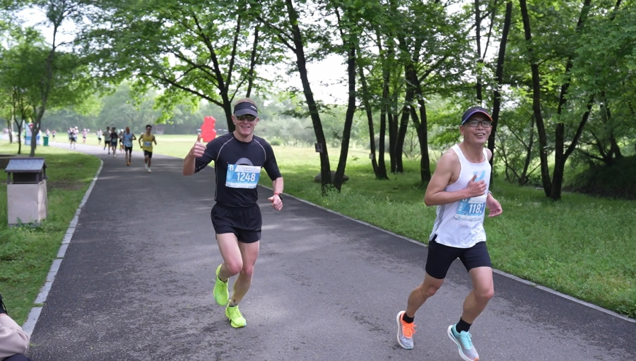 German marathon runner fall in love with Liandu for its food and scenery