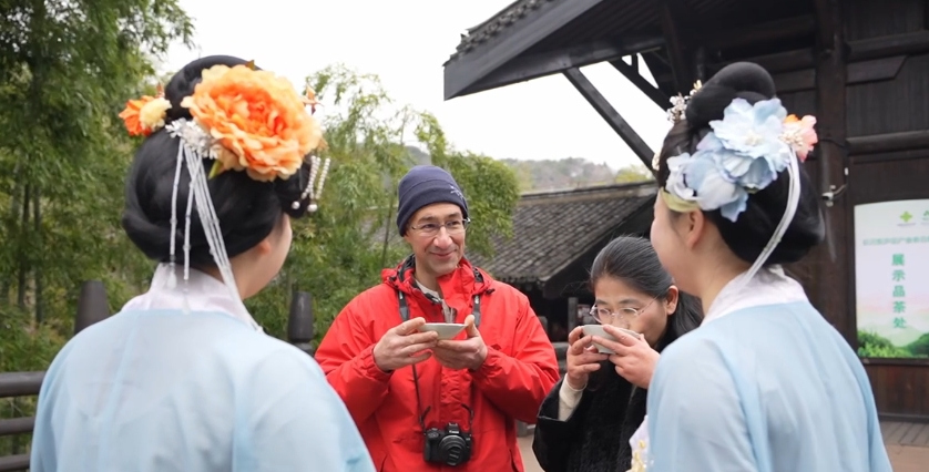 Canadian man explores Zisun Tea at Guzhu Mountain