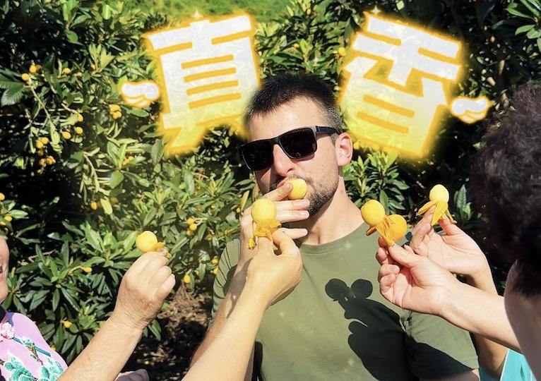 Romanian student tastes Taiping loquats in Liandu