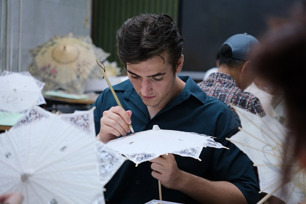 Intl youth try hands at fan painting in Hangzhou
