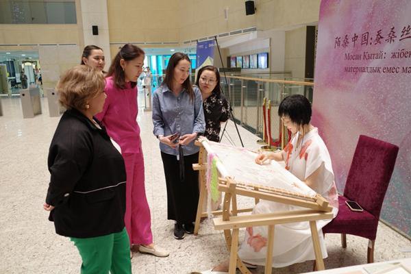 Taizhou artist's embroideries shine in Kazakhstan