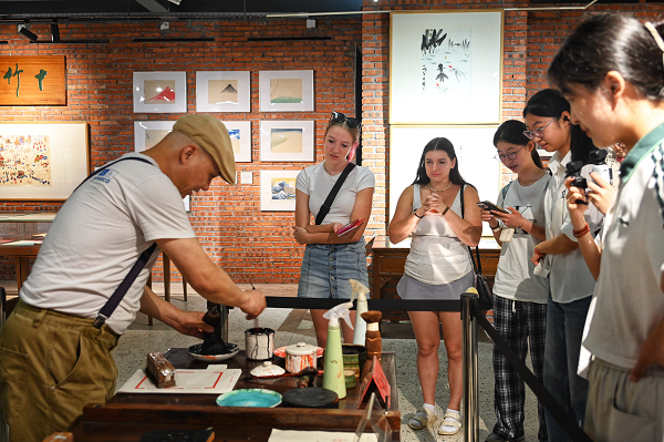 Chinese, expat students explore global communications of ICH