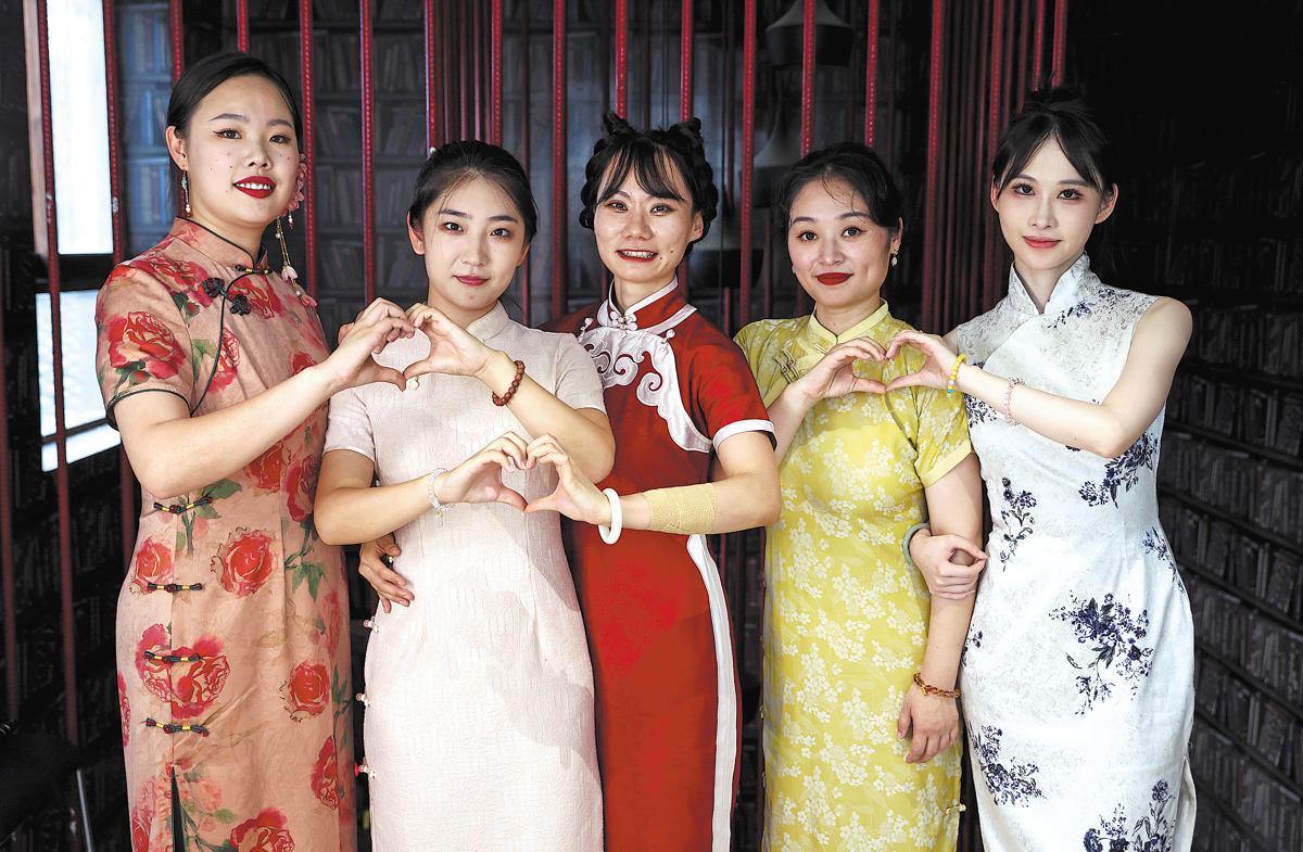 Women find gift of gab in takeover of crosstalk