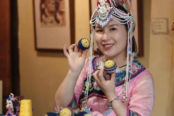 Cultural innovator weaves She ethnic culture into modern life