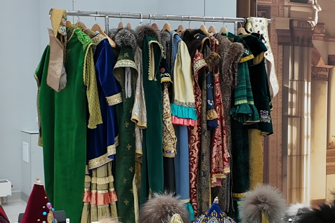 ZICC Reporter tries traditional Russian dress