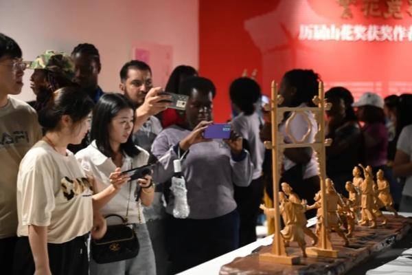 International students explore folk arts and crafts in Jinhua