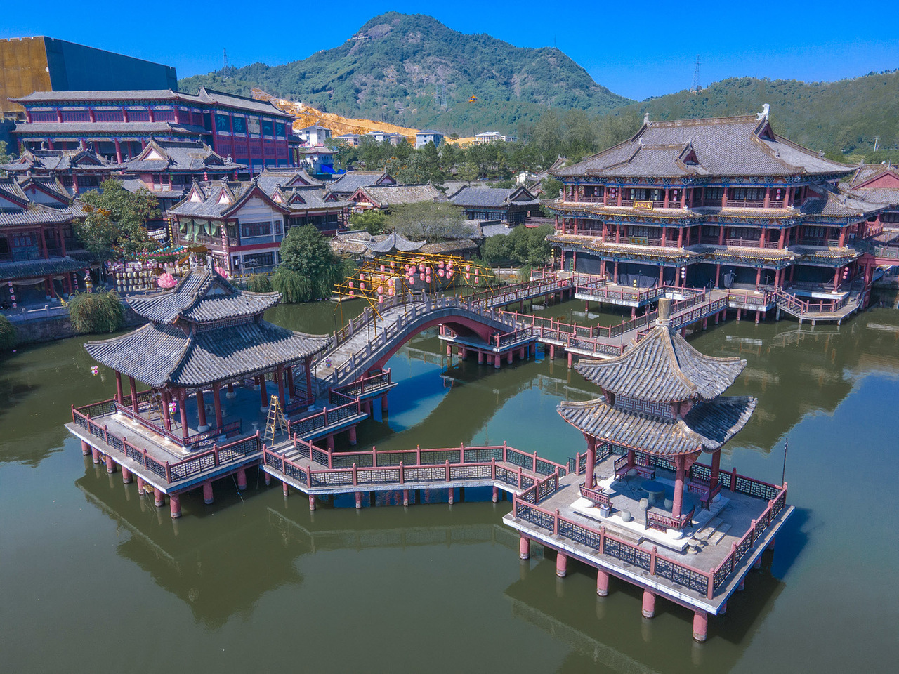 Global film industry professionals meet in Hengdian to foster collaboration