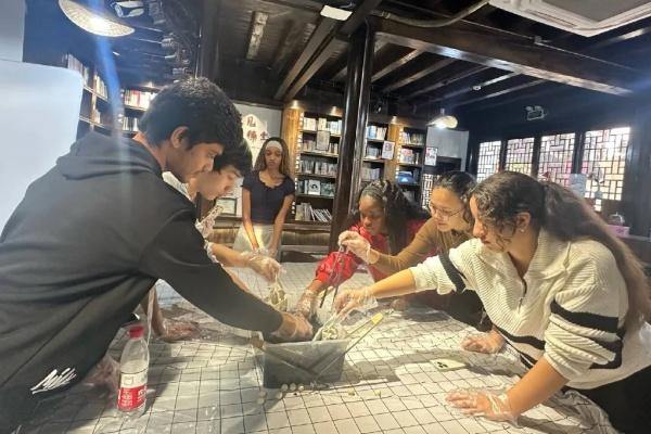Intl students experience Jinhua cultural heritage at Fotang Ancient Street