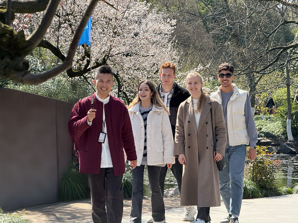 English guide turns cultural toolbox into a window on China