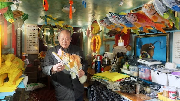 Ningbo artisan lights up Chinese New Year with fish lanterns