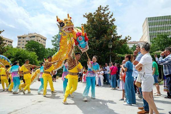Huzhou's traditional dragon dance parades folk art to the world