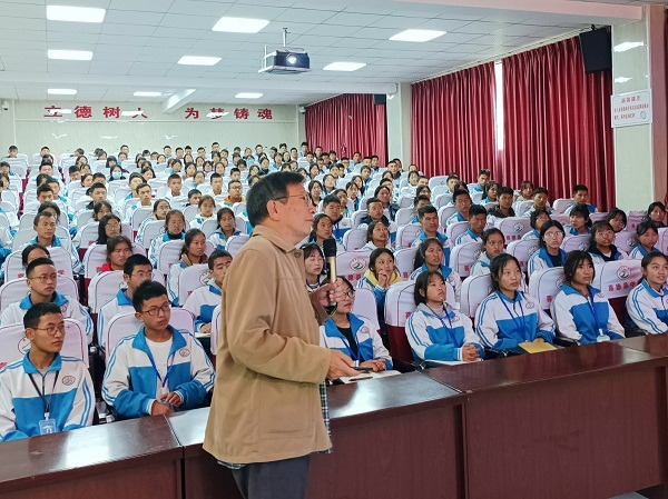 Retired couple brings science, mental health support to rural schools across China