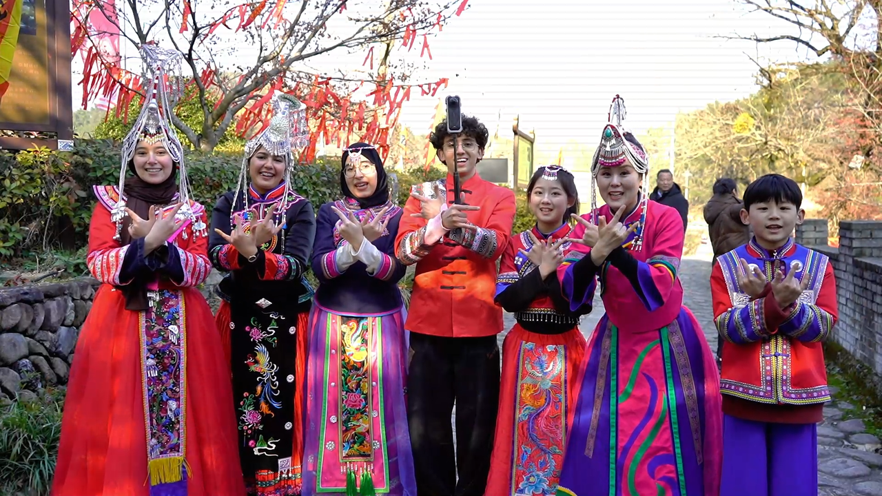 Foreigners experience New Year celebrations of She ethnic group
