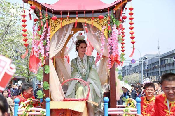 Huzhou temple fair celebrates silk art traditions