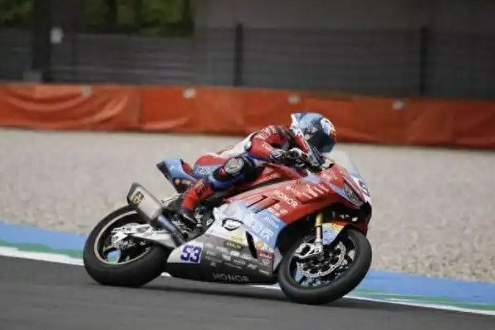 ZXMOTO celebrates third win as Debise storms to last-lap triumph