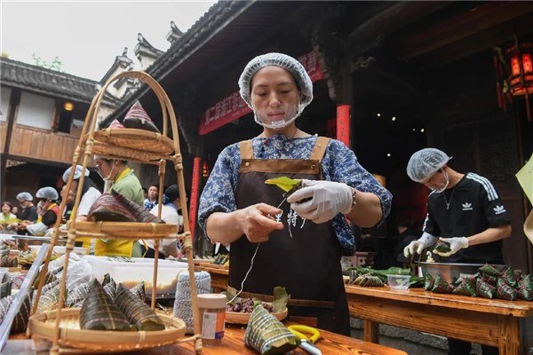 Pujiang hosts gray soup zongzi-making contest