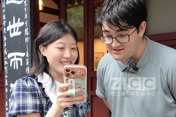 American student wowed by Chinese poetry