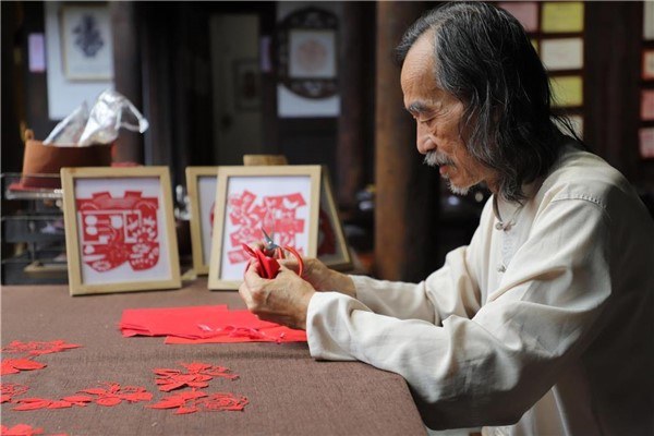 Jinhua master's paper-cutting art captures World Cup spirit