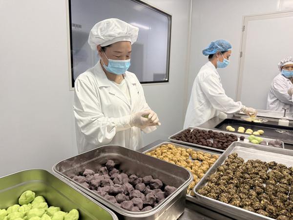 Jinhua innovates mooncakes with medicinal herbs