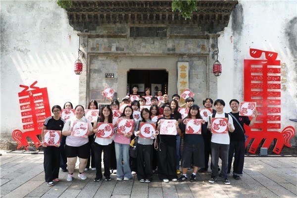 Singapore students experience Jinhua paper-cutting art