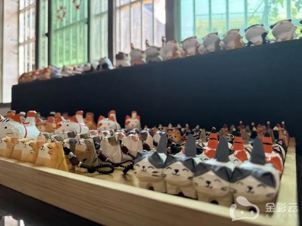 Creative wood carver blends tradition with innovation