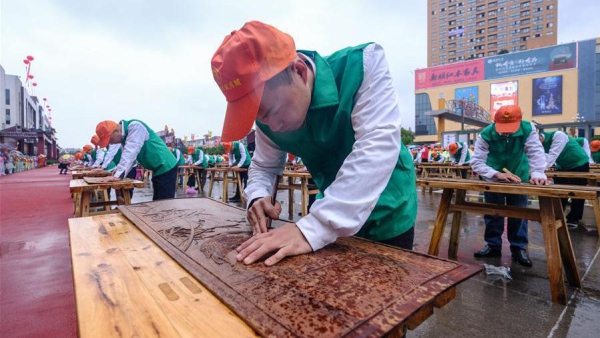Craftsmen demonstrate skills of making wooden crafts in Dongyang