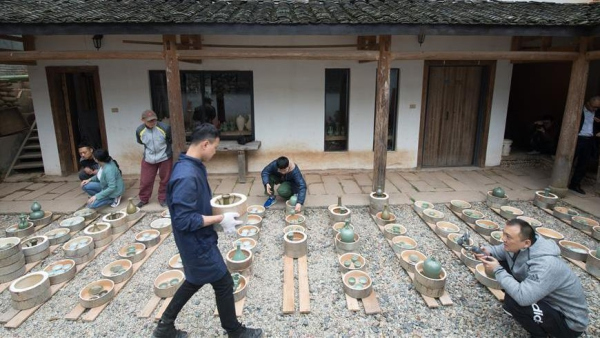 Meet the Longquan celadon maker