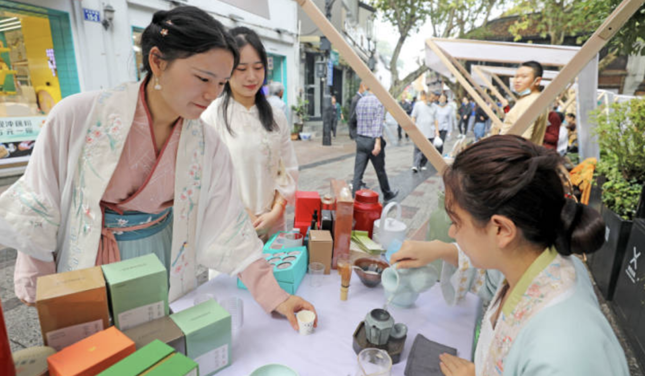 Taste tea and experience Song culture at Southern Song Imperial Street