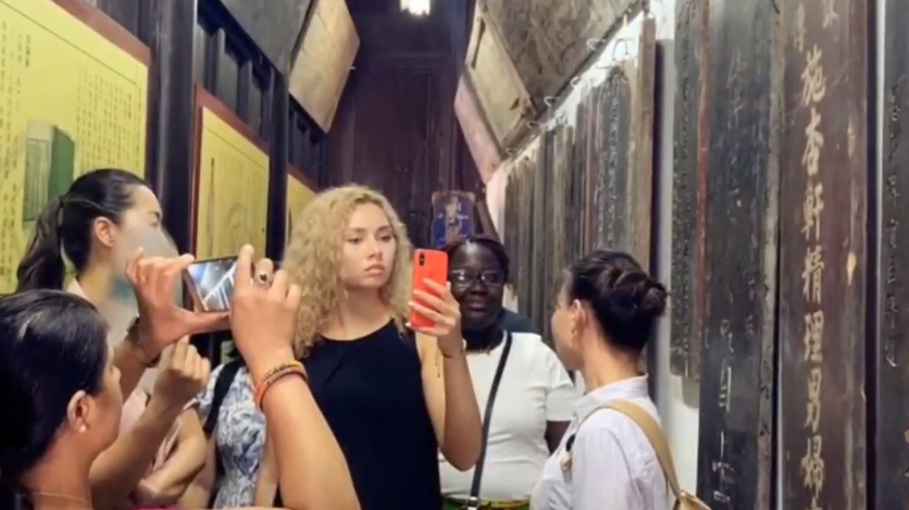 A traditional Chinese medicine practitioner of Zhejiang has collected more than 260 plaques with 