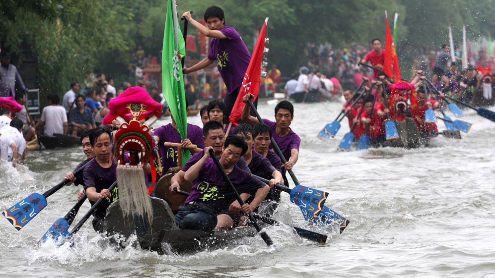Chinese traditional festivals and customs: Dragon boat racing in the Dragon Boat Festival