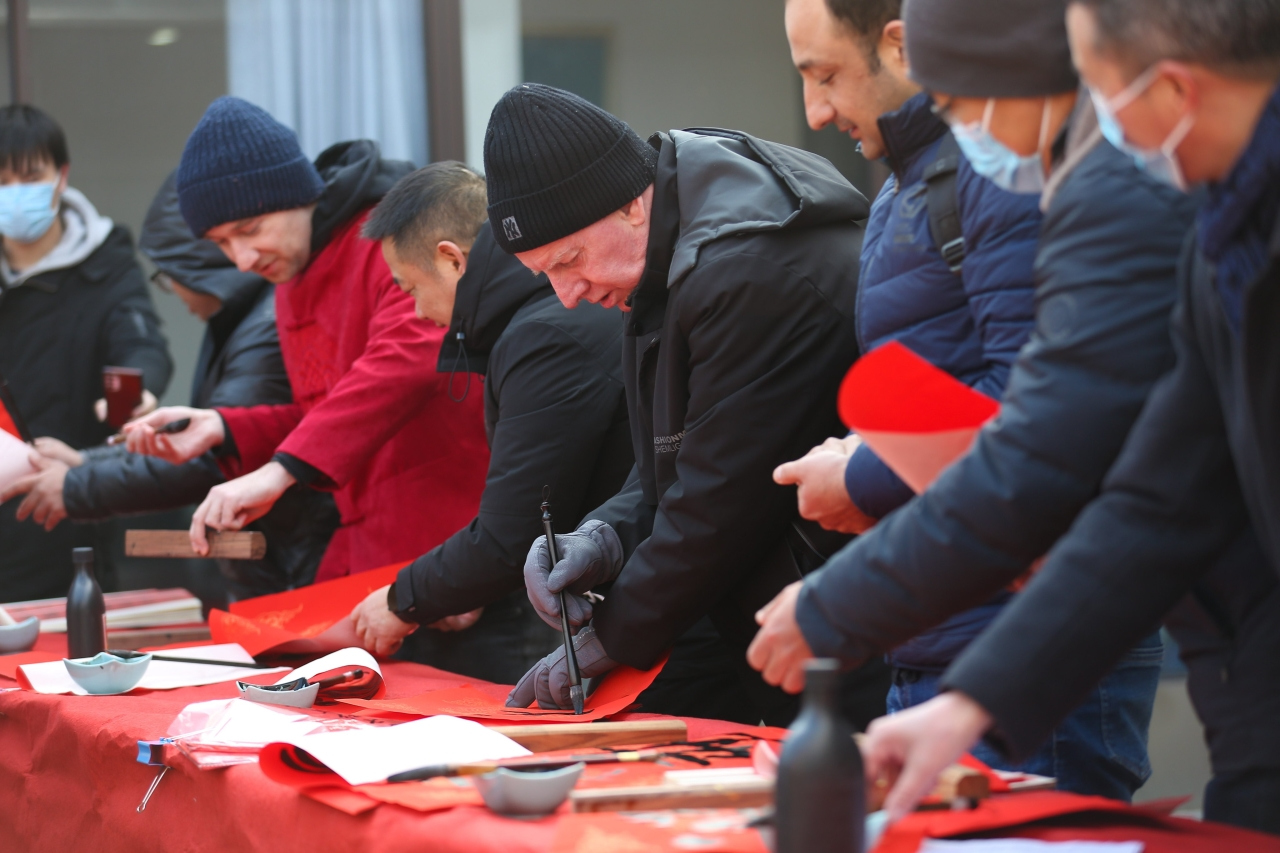 Spring Festival Canvas | Expats experience folk customs of Lunar New Year in Deqing