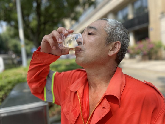 People First | Mobile herbal tea stall for sanitation workers in Lin'an District, Hangzhou