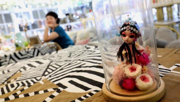 Elements of Chinese traditional handicrafts introduced into preserved flower products