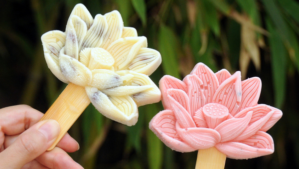 Lotus flower-shaped popsicles a hit in Old Summer Palace