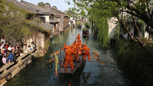Folk water sports held in Wuzhen Water Town