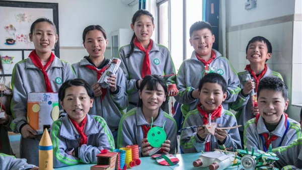 Environmental awareness activity held at Zhejiang's primary school to mark upcoming Earth Day