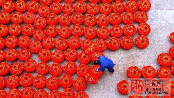 In pics: A handmade lantern workshop in Zhejiang's Xianju County