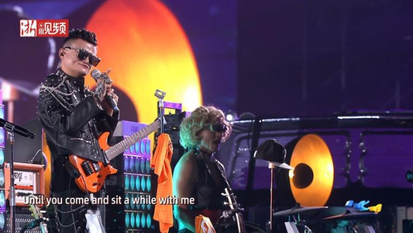 Jack Ma sang the song You Raise Me Up with Zhang Yong at the 20th anniversary of Alibaba