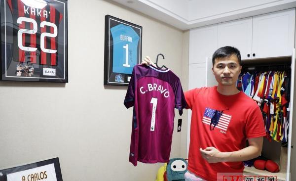 Z Video: a young man from Hangzhou has collected more than 100 signed jerseys so far