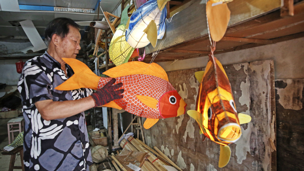 Z Video: Father and son keep dragon fish lamps shining in Taizhou for decades