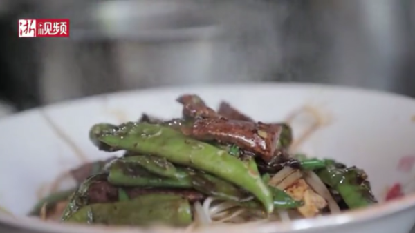 Noodles eaten on stools: Hangzhouers go crazy for Mr. Dog Noddle Restaurant