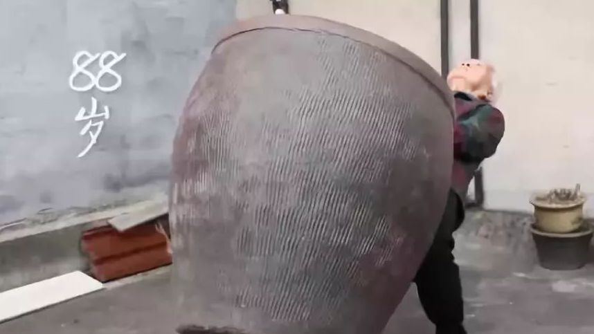 Shaoxing grandma gets real power!